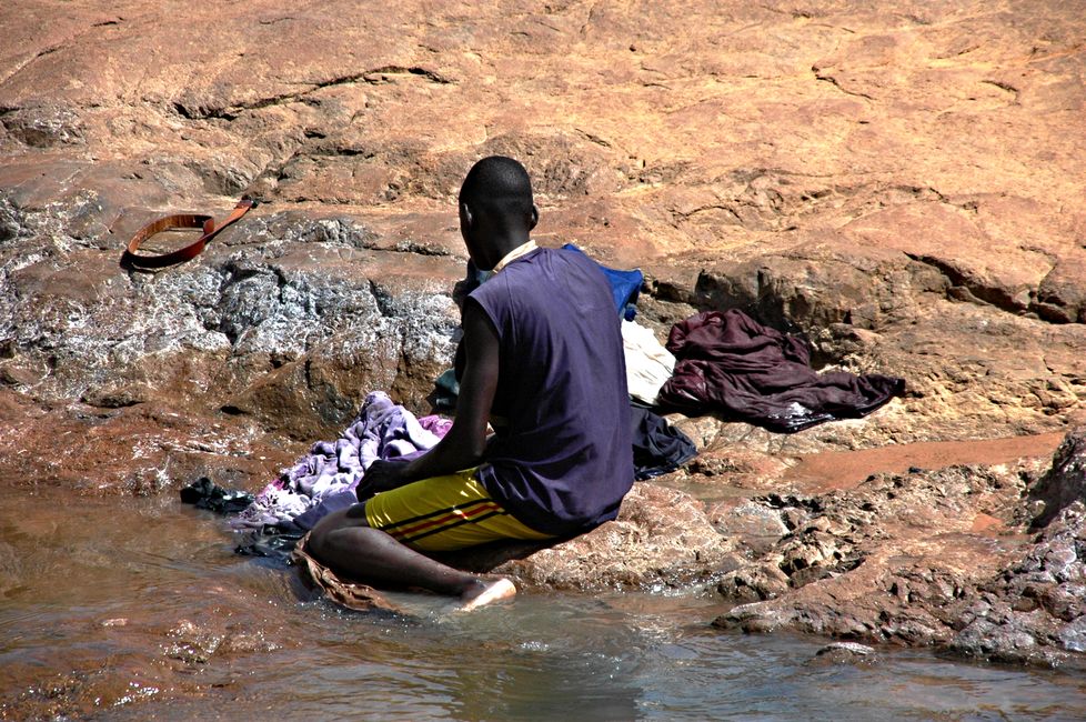 Waschtag auf einem Nebenfluss des Niger in Bamako, Mali