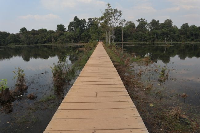 Der Steg über den Burggraben von Noak Poan.