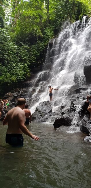 Wasserfall Nr. 2     Alle möglichen Posen wurden für Instagram, Facebook und Co. dargestellt. Es gab nicht eine Minute in der nicht jemand im Wasserfall posierte!