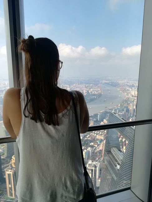Der Blick aus dem Fenster aus dem Shanghai Tower 