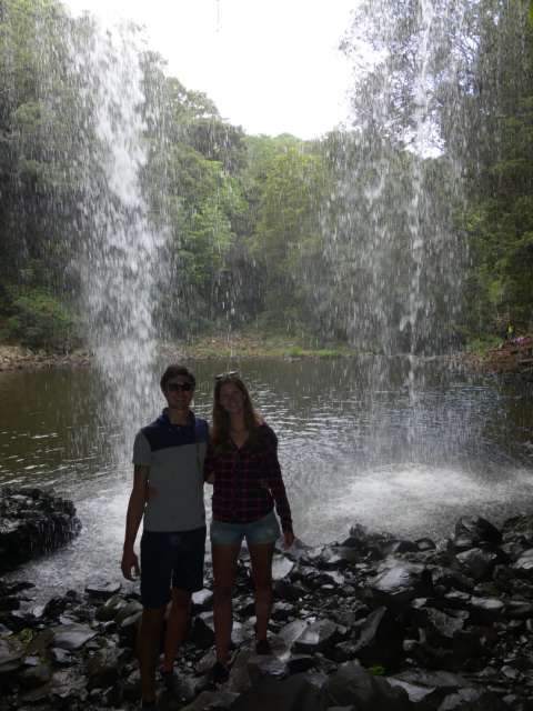 Wir hinter dem Wasserfall