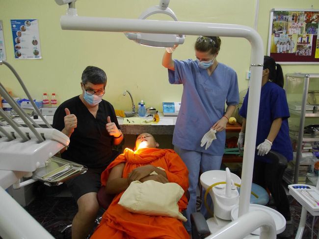 Auch Mönche müssen zum Zahnarzt