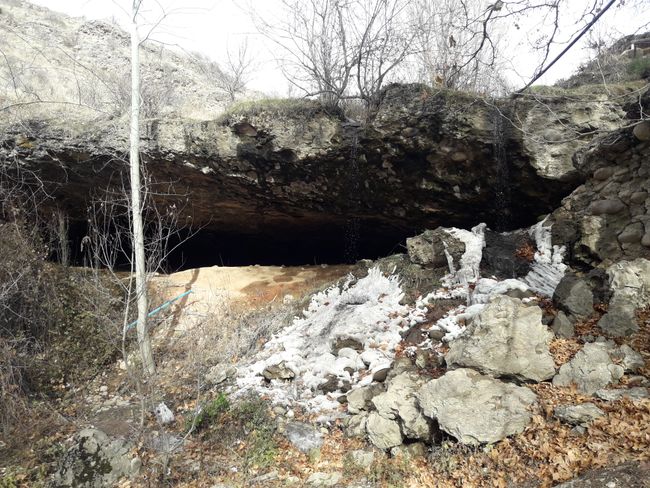 Höhle bei der Trinkwasserquelle