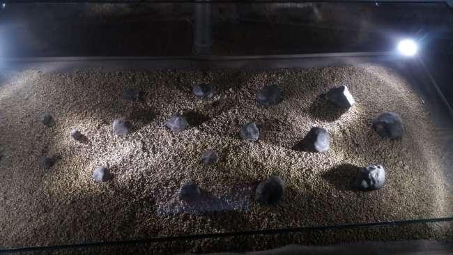 Meteoriten zerfallen meist zu kleinen Steinen die kegelförmig zu Boden fallen