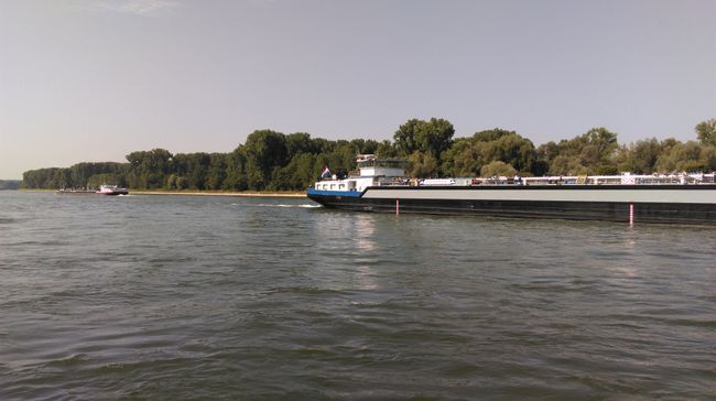 Leopoldshafen mit der Rheinfähre