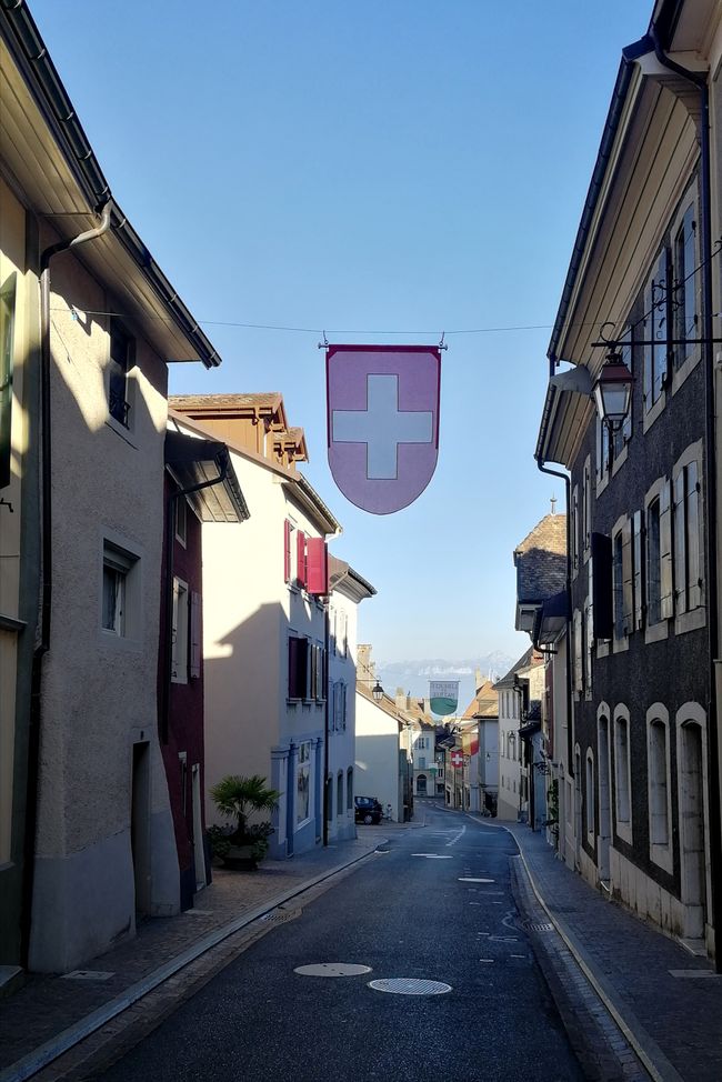 Swiss flags everywhere - and mountains in the background everywhere 😊