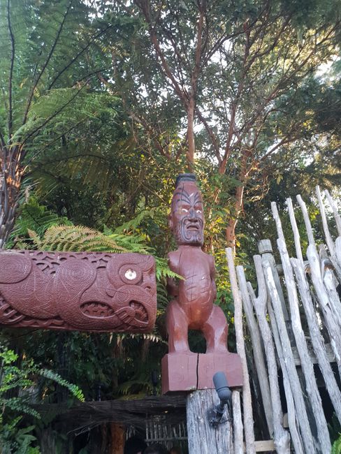 Schnitzereien der Maori Götter