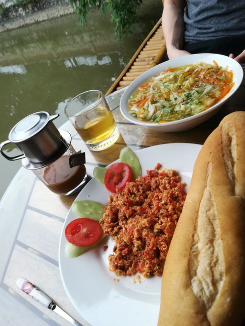 Unser Frühstück: Pho Nudelsuppe, Vietnamesischer Kaffee, Ingwer Tee und Rührei mit Reisbaguette