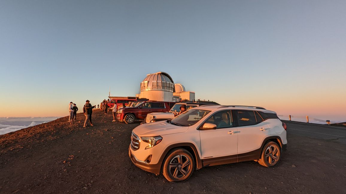 Unser SUV vor dem Mauna kea Observatorium