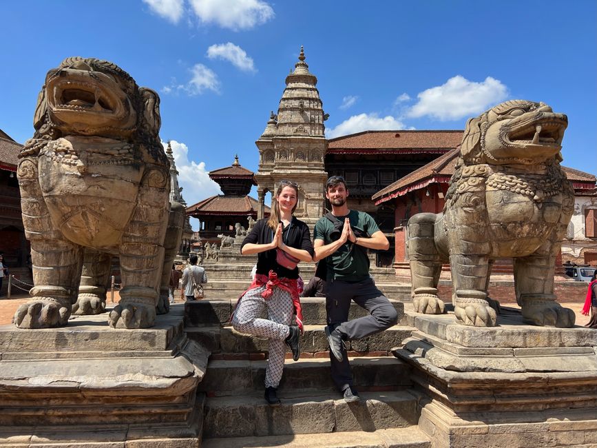 Unsere Yoga-Pose vor einem Tempel in Bhaktapur.