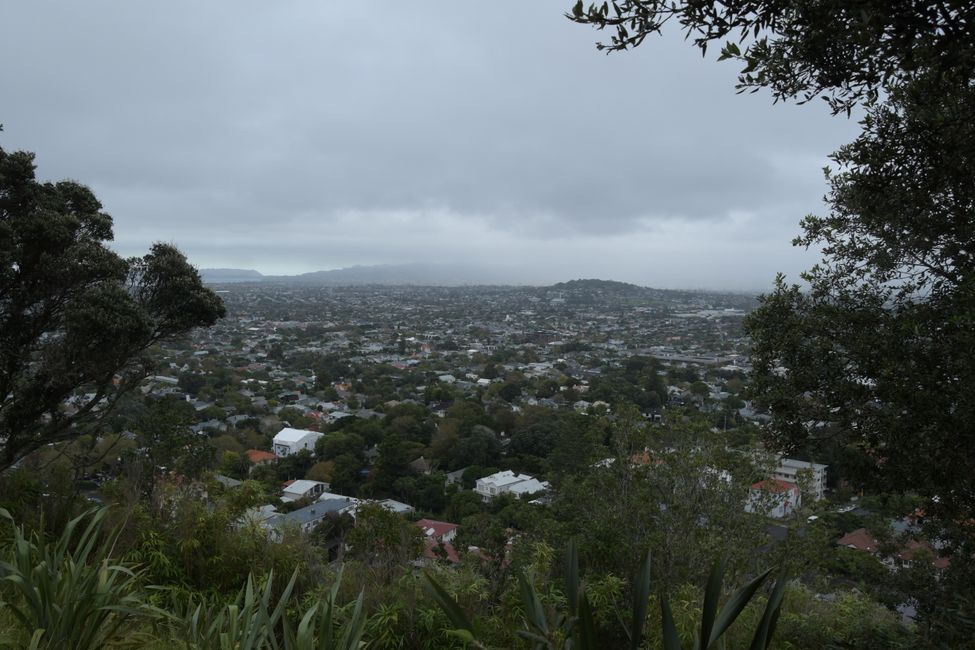 Blick von Mount Eden - Westliches Hügeland und Manukau Heads