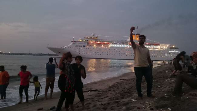 Typisch Indisch: SELFIE!! Jeder Inder hat ein Smartphone und jeder Inder macht selfies mit allem und jedem! Ob es ein Kreuzfahrt Schiff ist, dass gerade den Fort Kochi Port durchquert oder eine weiße Frau,  die den Sonnenuntergang beobachtet: "sry Madame,  selfie?" 