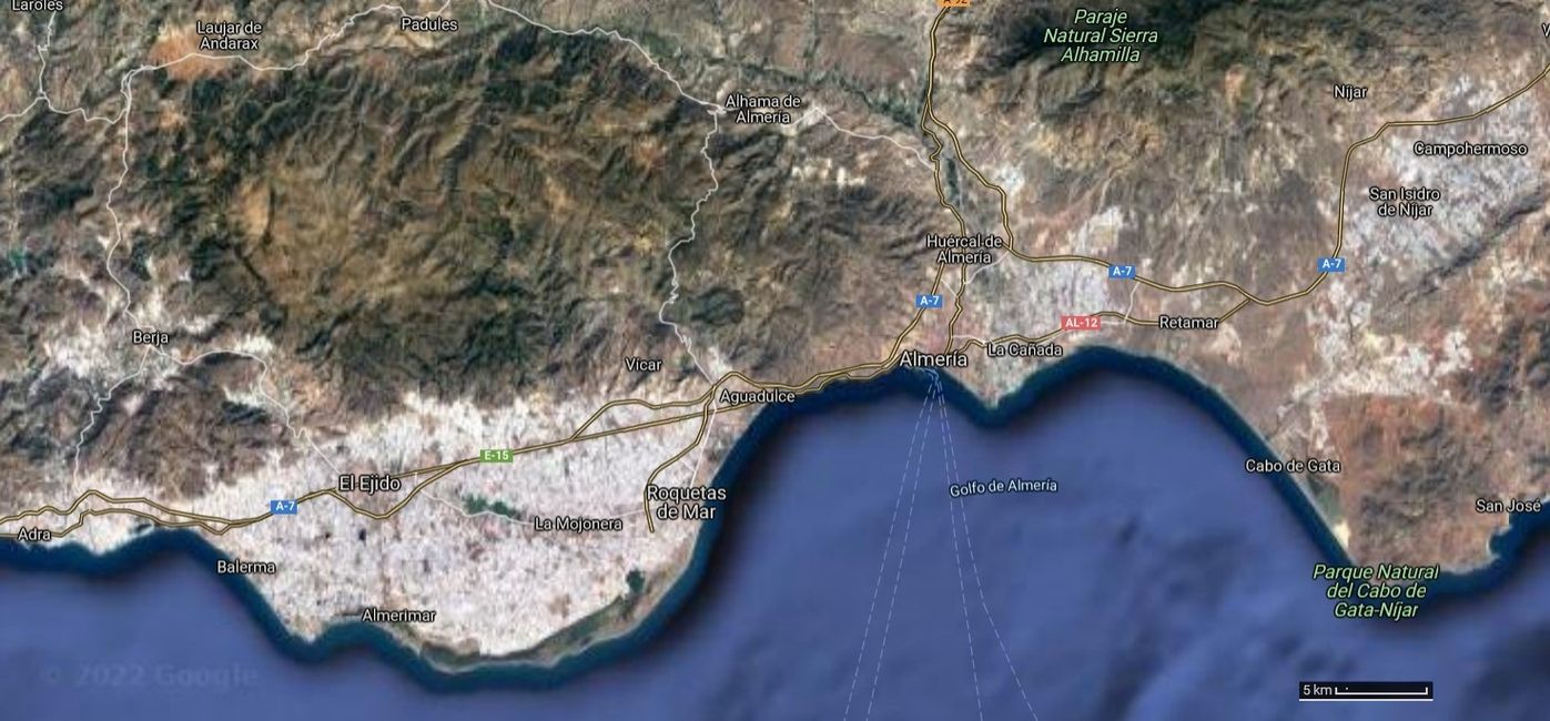 das Plastikmeer aus dem All gesehen (Quelle: Google Maps)