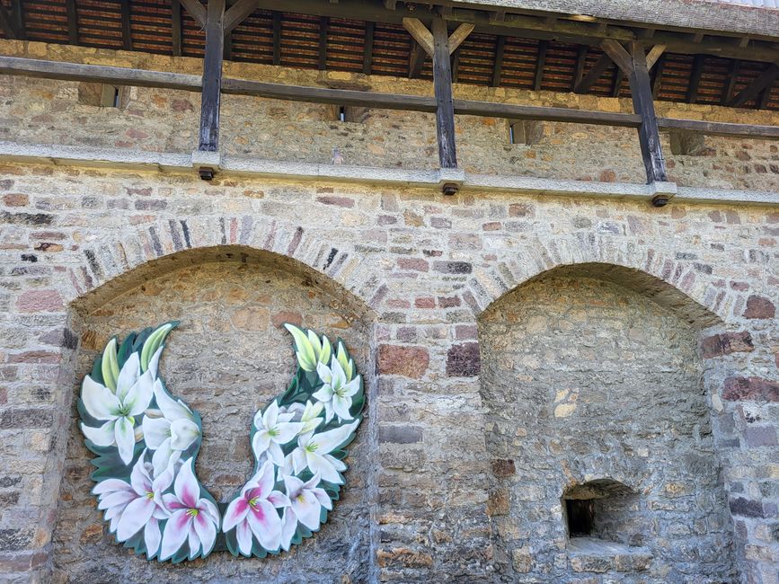 frühere Stadtmauer mit Wehrgängen und Kunst