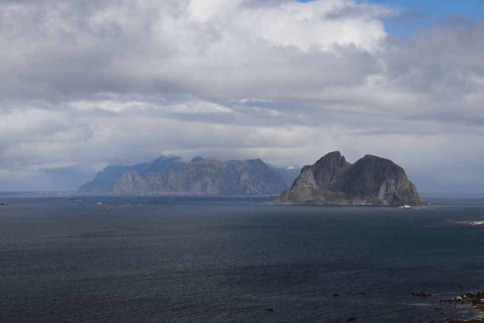 Blick auf die Hauptinseln der Lofoten Richtung Nordenvon Værøy aus