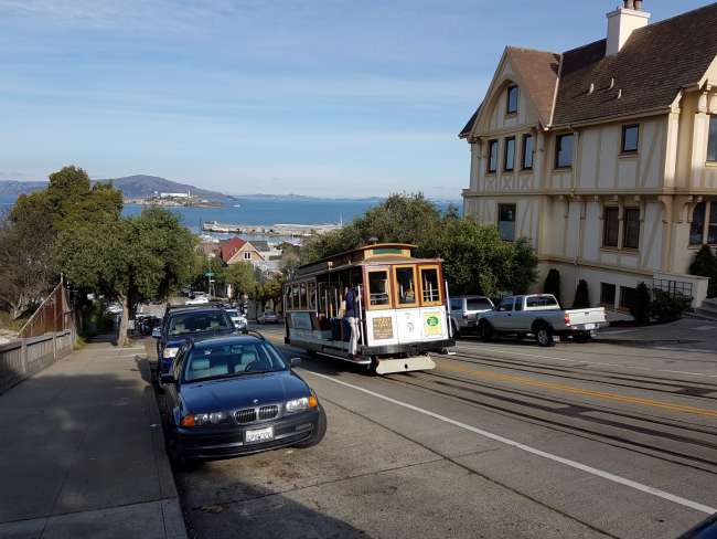 Die Straßen von San Francisco sind - wie aus vielen Fernsehserien bekannt - größtenteils extrem hügelig. Dort parken ist nicht einfach und erfordert ein paar Sicherheitsmaßnahmen wie z.B. eingeschlagene Vorderräder. Sind heute mit dem Cable Car bis zum Wasser gefahren und haben auf dem Weg die Lombard Street, die kurvenreichste Straße der Stadt, besichtigt.