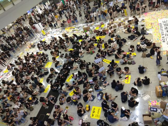 Die Proteste am Flughafen sind immer noch im vollem gange