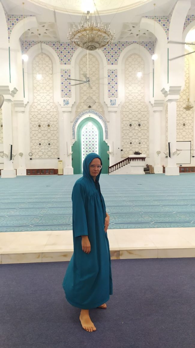 Mit Besuchergewändern in der Moschee