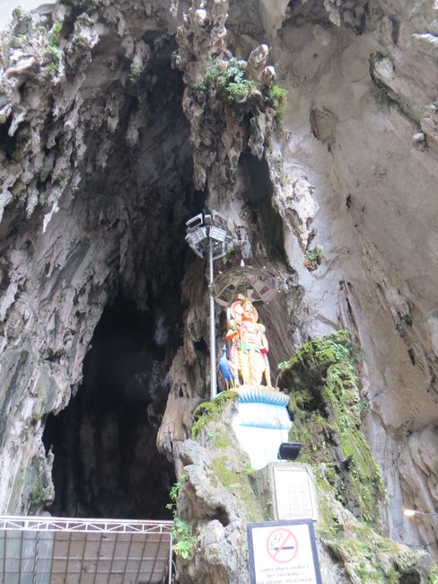 In der Höhle (Light Cave) stehen Statuen des Ramayana Epos, welche ihr auf den folgenden Fotos sehen könnt