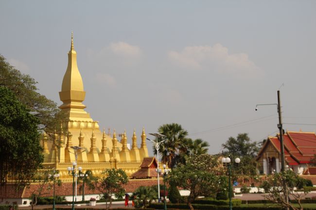 Pha That Luang mit Bäumen