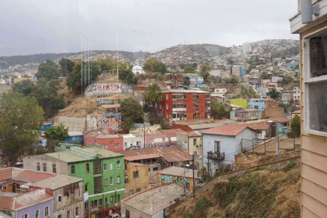 Bunt bemalte Häuser auf den Bergen Valparaisos