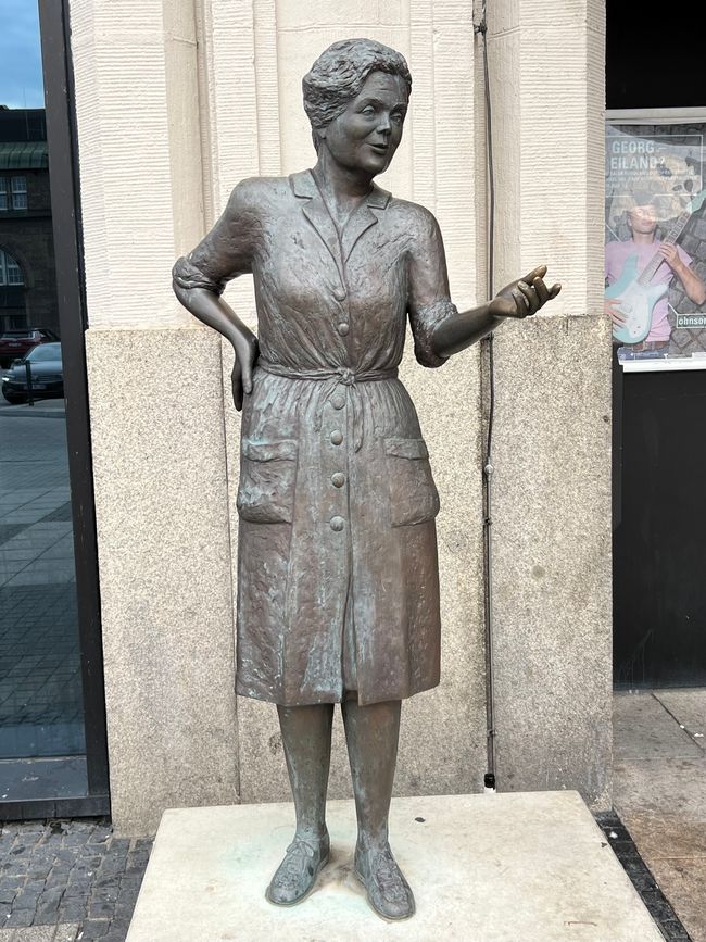 Heidi Cable Statue