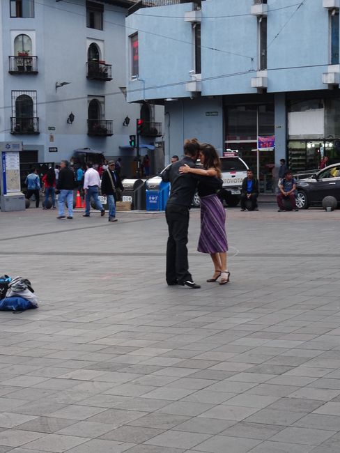 Quito-Mīli dzīvi!