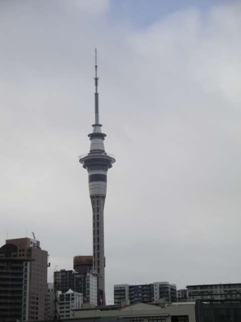 Das Wahrzeichen von Auckland der City Tower