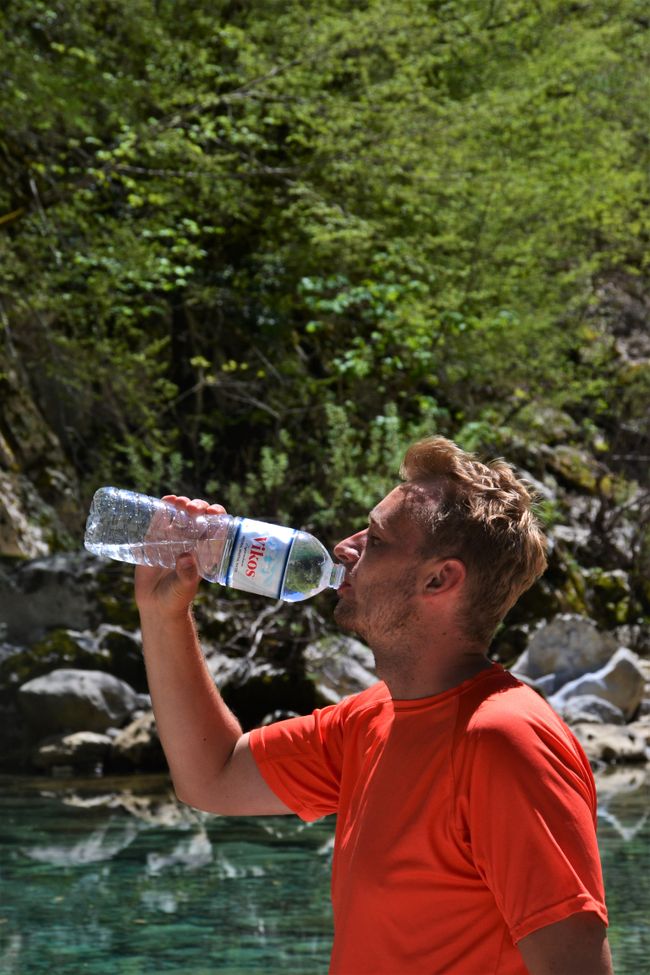 Das "Vikos" Wasser, das wir schon in Meteora gekauft hatten, stammt aus einer Quelle weiter entlang dieser Schlucht. 