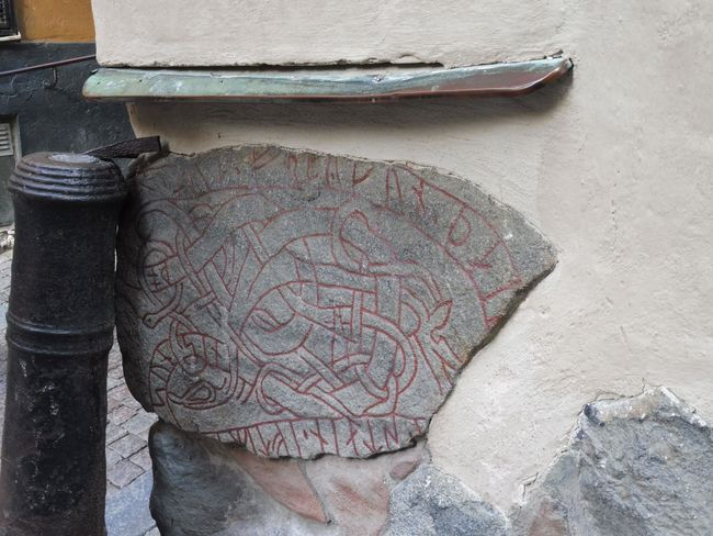 Alter Runenstein an einer Hausecke