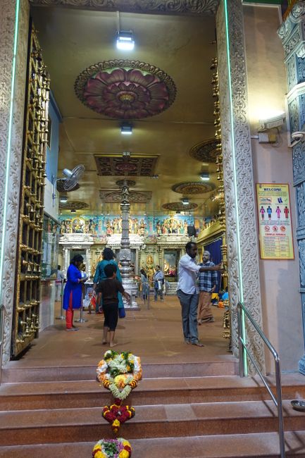 Eingangstor des Tempels mit vielen Glocken