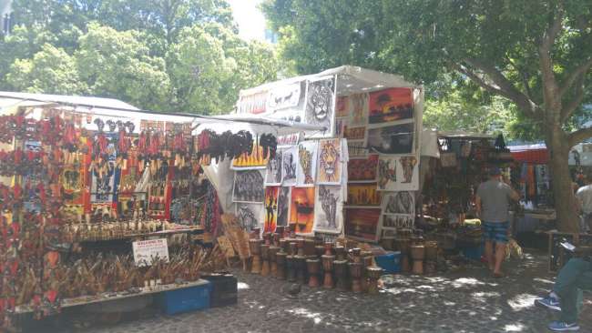 A highlight is the Greenmarket Square, the actual town hall square, which is full of small stands where you can buy everything from African souvenirs to 