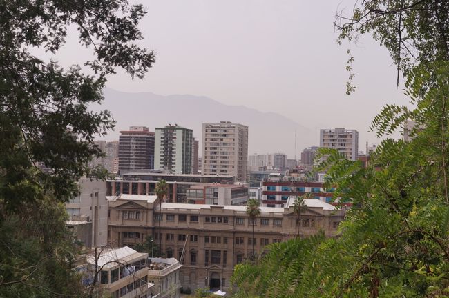 Santiago liegt im Smog wegen der Berge
