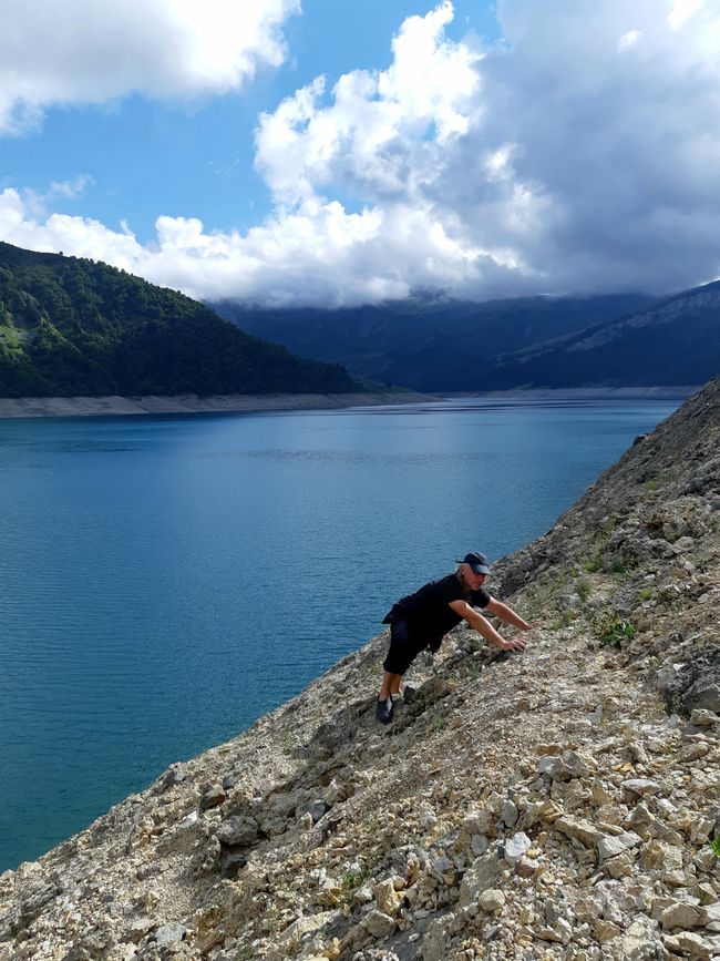 Steiler Ab- und Aufstieg am Lac de Roselend