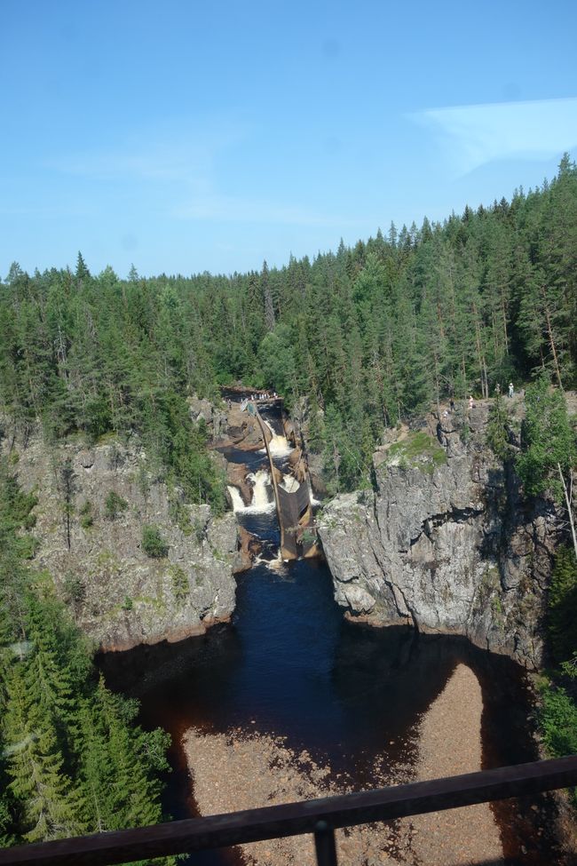 Besichtigung eines Wasserfalls von der Bahn aus