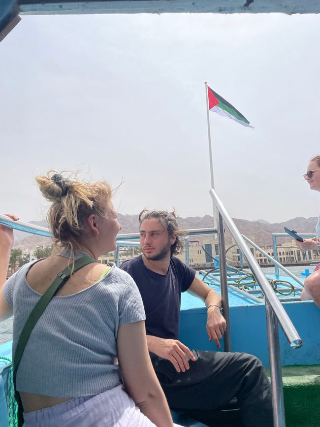 Gratis Bootsfahrt, vom Hostelbesitzter spendiert, gabs auch noch. Im Hintergrund die Flagge Palästinas, welche man auch noch klar und deutlich aus dem nur wenige Kilometer entfernten Israel sehen konnte… klares Statement!
