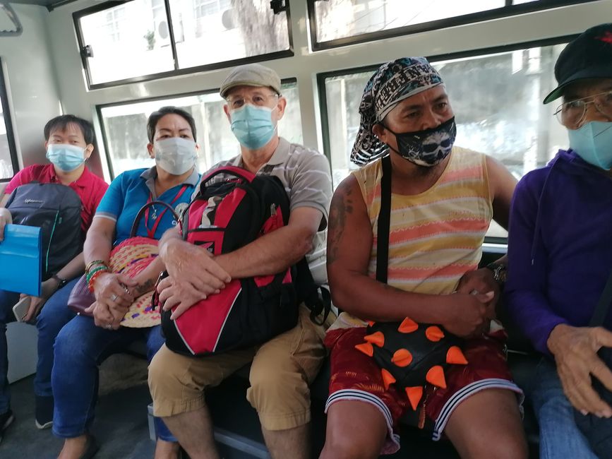 Masken tragen in den öffentlichen Verkehrsmitteln 