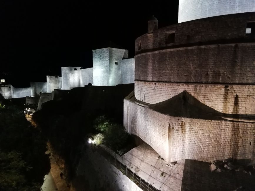 Festung von Dubrovnik bei Nacht