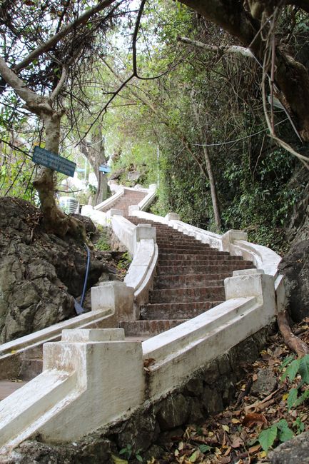 Phou Si: stairs going up