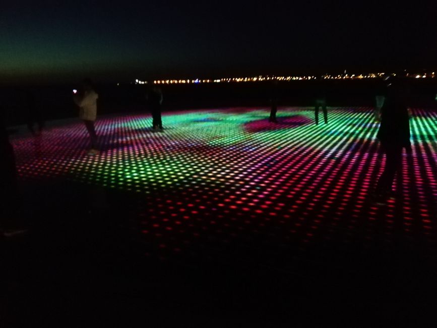 Lichterspiel an der Strandpromenade von Zadar. Die Energie, die tagsüber durch Photovoltaik gesammelt wird, wird nachts für die Beleuchtung verwendet. 