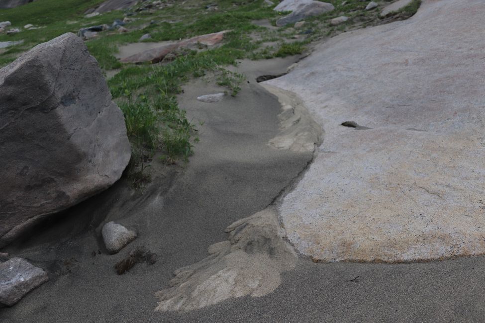 Interessante Sandformationen durch das Schmelzwasser