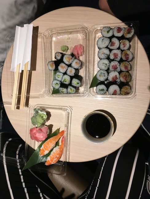 Zum Abendessen gab es Sushi to-go auf dem Hotelzimmer :)