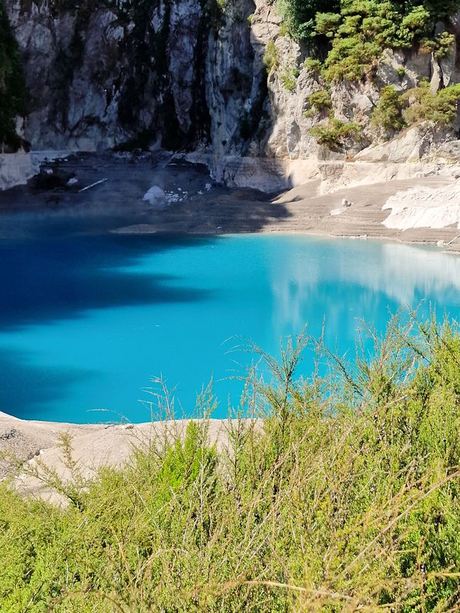 Inferno Krater See - der Wasserstand sinkt und steigt in komplizierten Zyklen. Das Wasser hat eine Temperatur von 80 Grad 