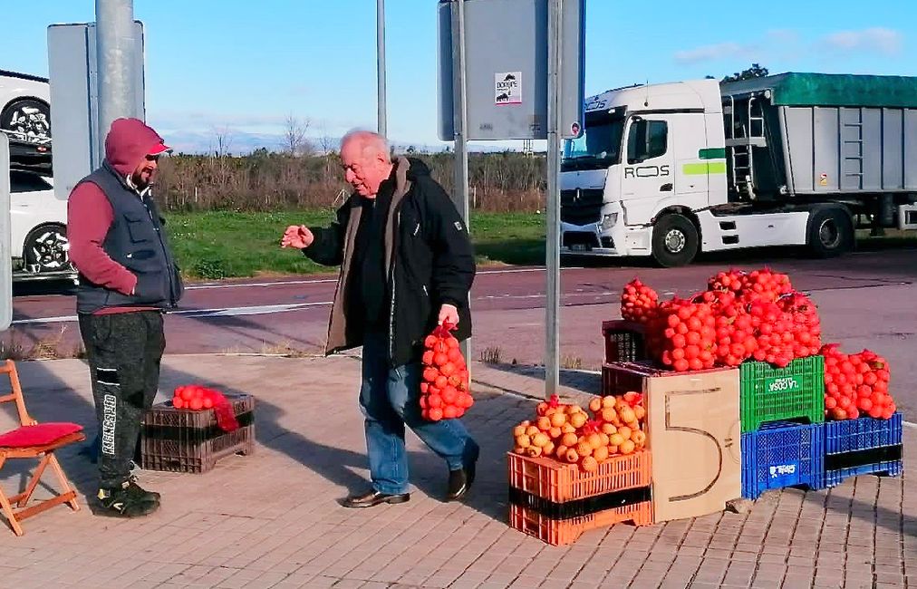 Gerd buys a bag of oranges during a stopover - a vitamin bomb in between is always good...