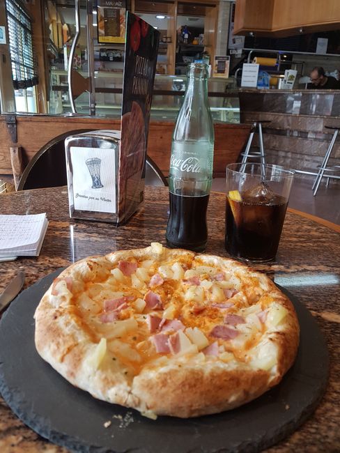 Mein erster Restaurantbesuch. Ich liebe Pizza Hawai. Umbestellung von Schinken in Salami war leider nicht möglich. Pizzen sind fertig vorbereitet. 😞