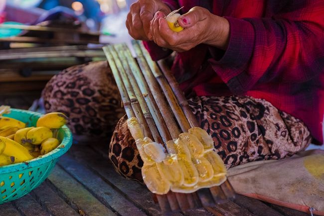 Dünn geschnittene Bananenscheiben werden auf Bambus gelegt und anschließend in der Sonne getrocknet. So erhält man einen lange haltbaren, schmackhaften Snack.