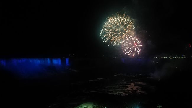 Feuerwerk über beleuchteten Niagarafällen