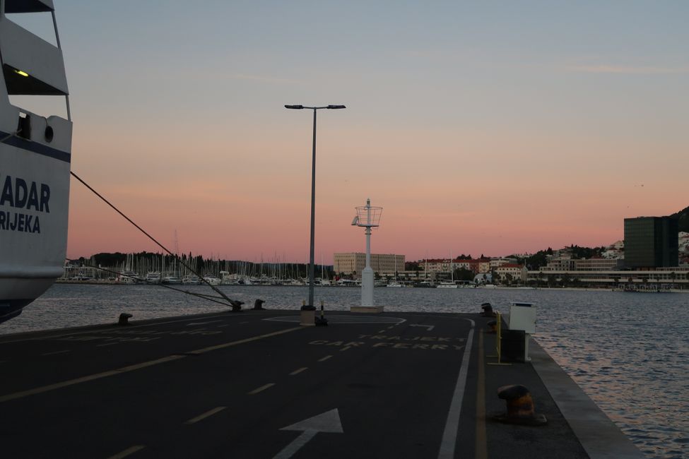 Sonnenaufgang vor der Fähre in Split