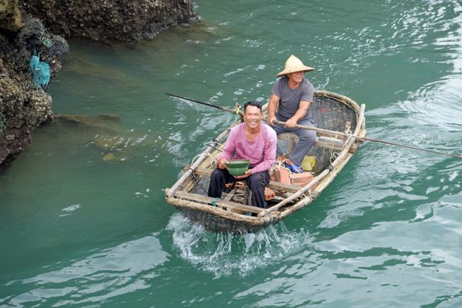 Auch auf dem Meer arbeiten viele Menschen im Familienbetrieb (hier Fischer in Halong Bay)