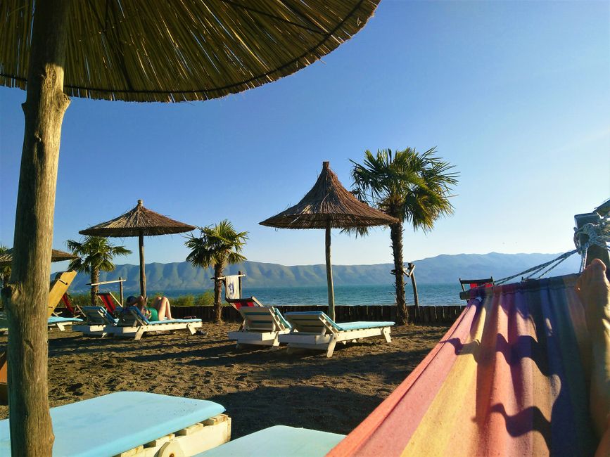 Am Strand des Campingplatzes am Shkodra Lake stehen Hängematten und Liegen zur kostenlosen Nutzung. 